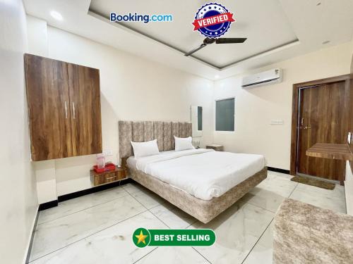 HOTEL SHREE VRINDAVAN ! UJJAIN होटल श्री वृन्दावन హోటల్ శ్రీ బృందావన్ ஹோட்டல் ஸ்ரீ விருந்தாவன் fully-Air-Conditioned hotel at prime location with wifi & Parking availability, Newly constructed and Luxurious Rooms