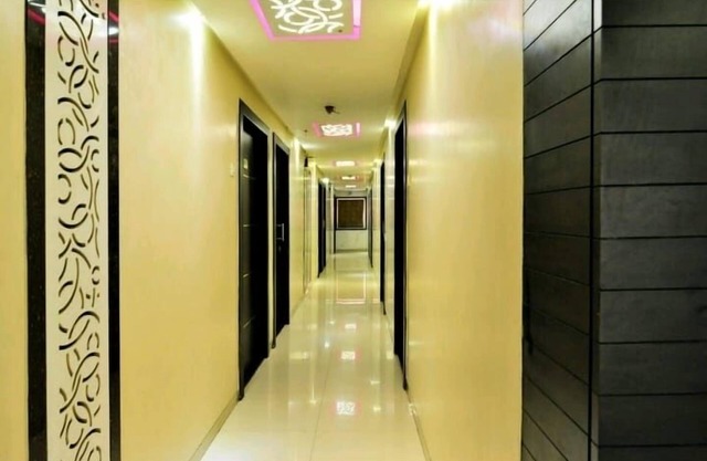 hotel skylawn surat