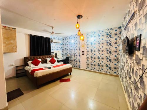 Hotel SouthPlaza - Near Chattarpur Metro Station