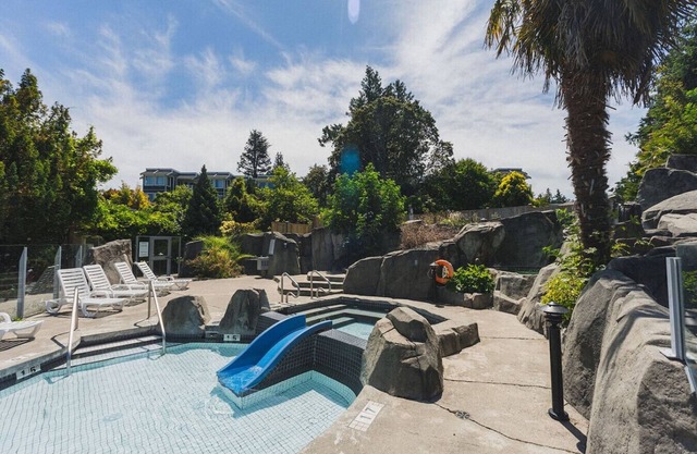 Hotel Style Suite + Private Beach + Onsite Restaurant + Pool + BBQ/Outdoor Entertainment (seasonal use of kayaks, paddle boards and cruiser bikes)