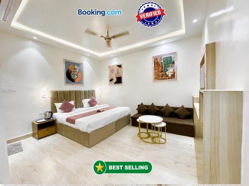 HOTEL THE BANARAS STAY ! VARANASi होटल द बनारस स्टे, பனாரஸ் தங்கும் ஹோட்டல்f, Air-Conditioned hotel with off site Parking availability, near Kashi Vishwanath Temple, and Ganga ghat - 2