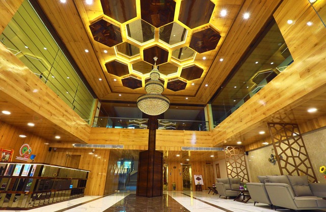 Hotel The Grand Ladhukara