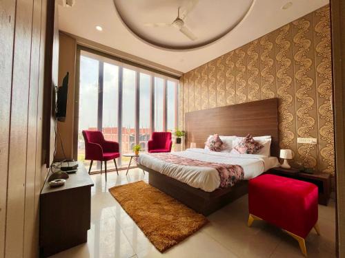 Hotel The Pearl Grand - Top Rated ! Most Awarded ! Parking ! Lift ! Luxury Rooms ! Best Selling