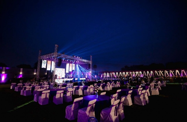 Hotel The White Season