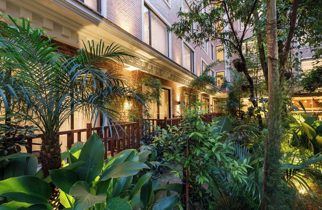 Hotel Thrive, A Tropical Courtyard