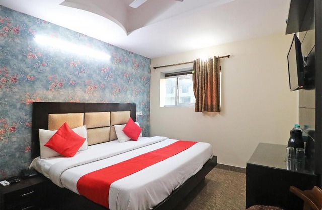 Hotel Westend Holiday Home 5 mint from Nizamuddin Railway Station
