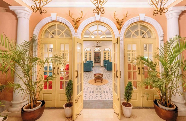 HOTEL WHITE RABBIT