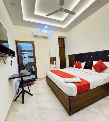 Hotel White Town