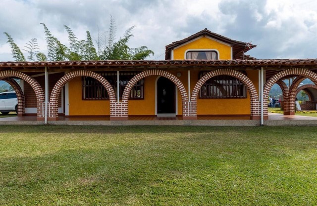 HOTEL CON PISCINA EN GUATAPE