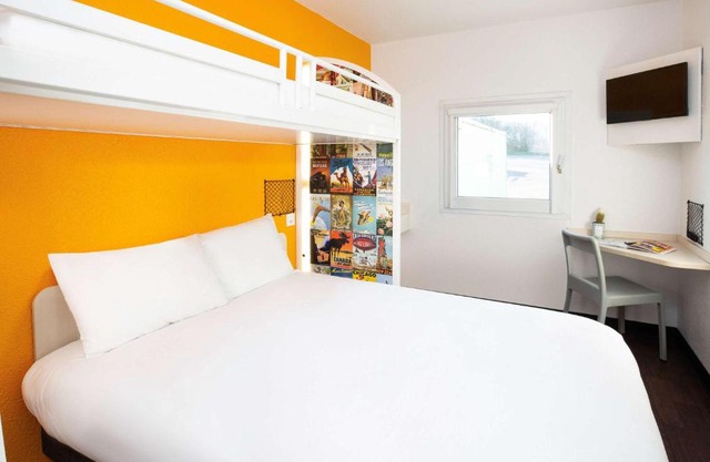hotelF1 Orange Centre Echangeur A7 A9