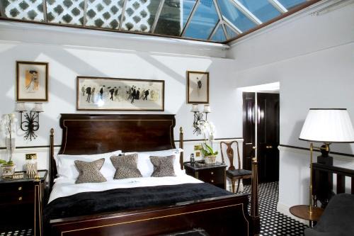 Hotels In London With Sports/Activities, Air Conditioner, Bar