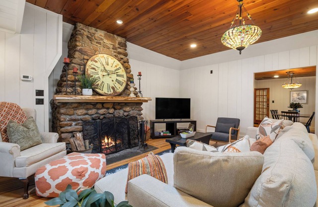 Hottub/Arcade/Historic Cabin/Mins to AVL & WVL