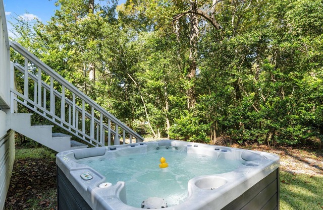 HotTub Time Machine- 4 Bdrm w/ hot tub near Mayfair shopping&Wrightsville Beach