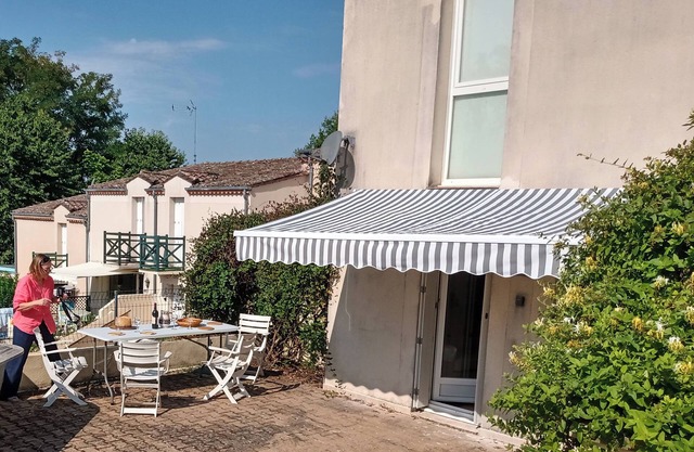 House in lovely gardens with shared pool in Dordogne, parking on site