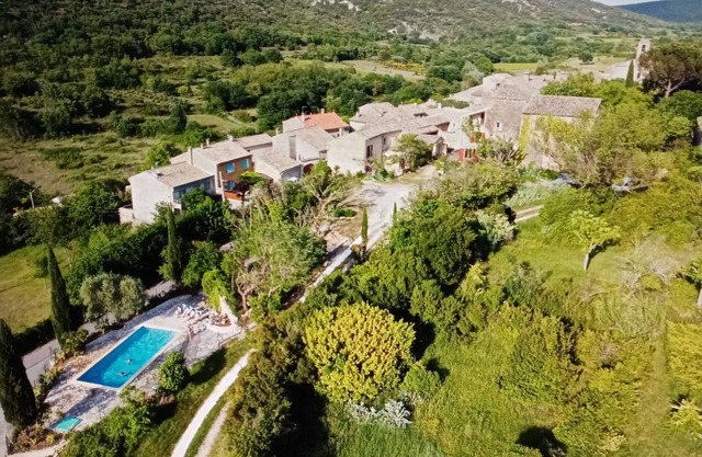 House +2 gîtes, 15 persons, near Ardèche, swiming pool. Cèze river beach at 800m