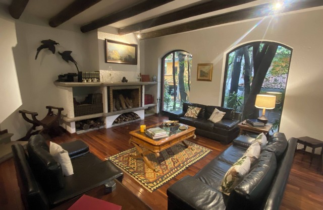 Casa entre árboles.
