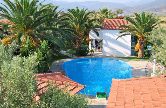 Hermosa casa para relajarse en el jardín con piscina.