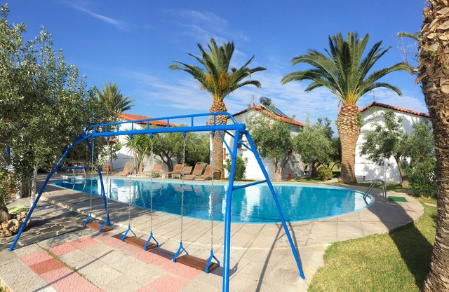 Casa familiar con jardín y piscina