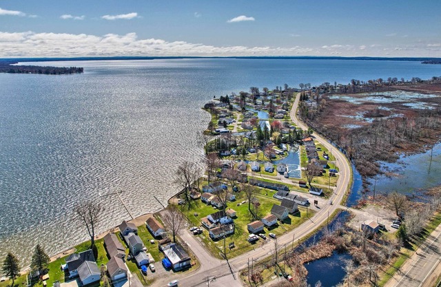 Houghton Lake Cabin w/ Private Resort Beach!