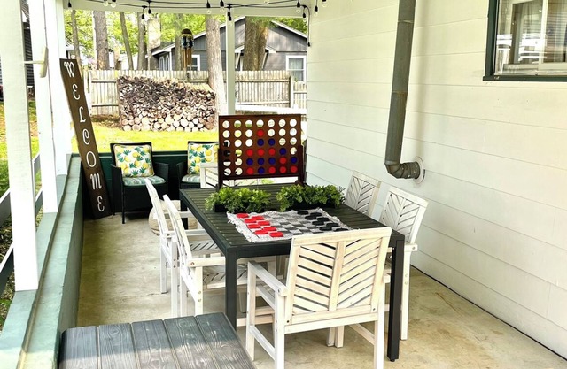Houghton Lake cabin with covered outdoor entertainment space. No cleaning fees.