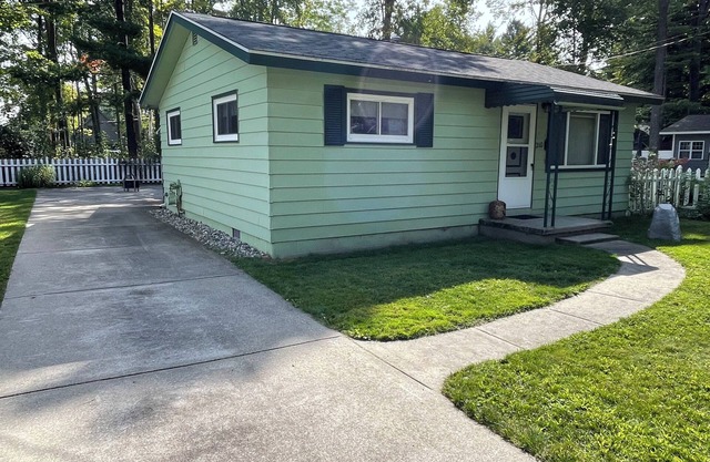 Houghton Lake cabin with garage game room lounge. No cleaning fees.
