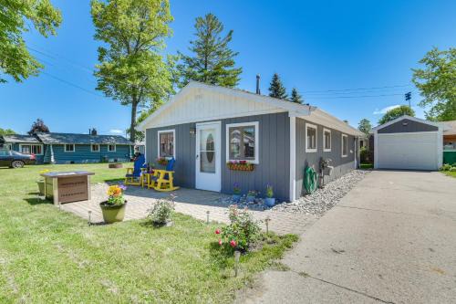 Houghton Lake Cottage with Patio Walk to Waterfront