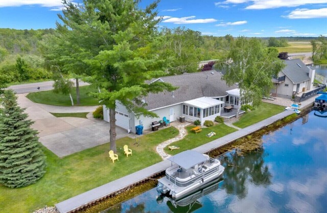 Houghton Lake Getaway w/ Pontoon