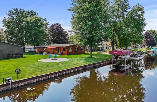 Houghton Lake Hideaway - Water Front Home on Houghton Lake