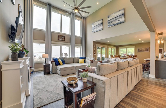 Houghton Lake Home w/ Private Dock + Kayaks!