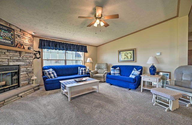 ¡NUEVO! Houghton Lake Home w / Fire Pit, 2Mi a Marina!