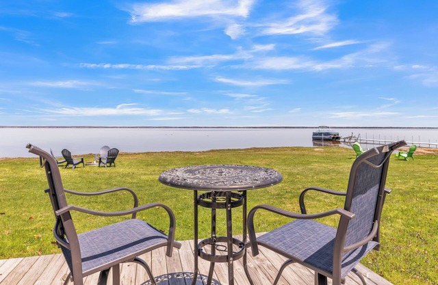Houghton Lake Sunset Cottage: Directly on Houghton Lake, Sister Cottage Next Door!