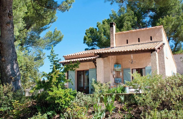 House with vineyard views in the southern Luberon