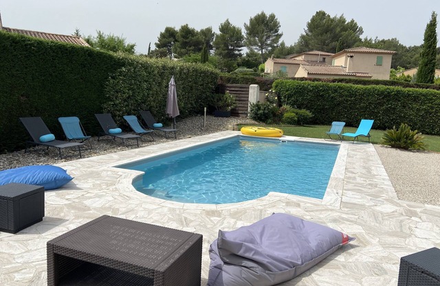 Casa de 140m2. Con jardín, piscina, 3 dormitorios, 1 baño y 1 aseo.