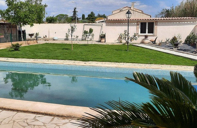 Casa de 140m² con jardín y piscina.