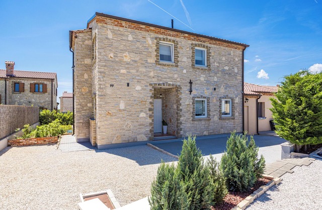 House 2391/159573 (Istria - Čabrunići), 12000m from the beach