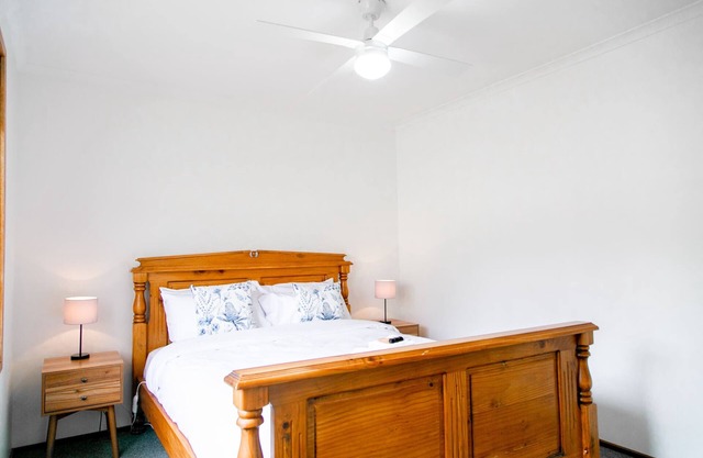 House 3 BR with parking, Close to hospital 2.2km Red Energy Arena Bendigo 1.6 km