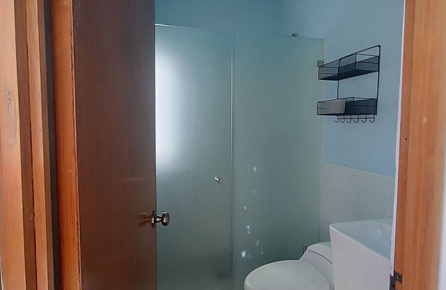 Casa 3 niveles CDMX, muy iluminada, 7prs, ideal grupos.