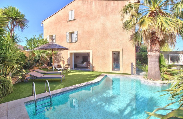 House 4 bedrooms-8 persons-large living room-2 bathrooms-garden and private pool