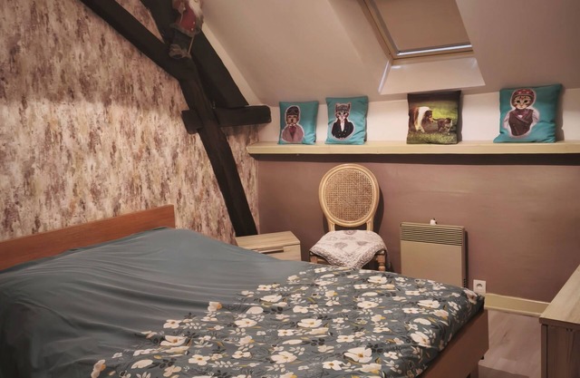 House 40 minutes from Moulins and Le Pal theme park. Small dogs accepted.
