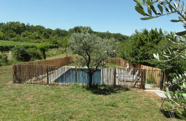 Casa de 6 personas con piscina en el sur de Ardèche