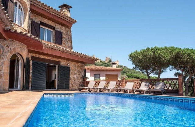 Casa a la muntanya a prop de la platja