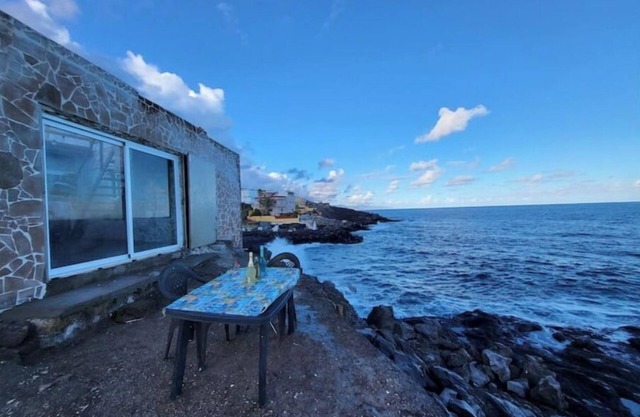 Casa encima del mar. Impresionante.