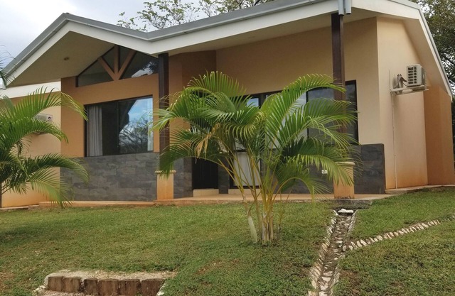 Casa frente a la piscina cerca de docenas de grandes playas - La Pequeña Casa