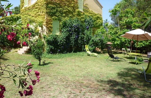 Casa y jardín cerca del mar, montaña y río.