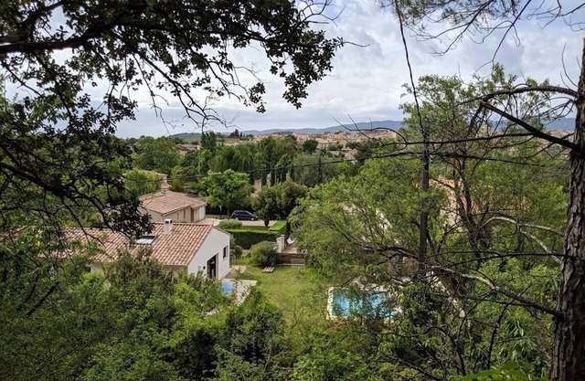 Casa al pie del Luberon 160 m2 al borde del bosque con piscina
