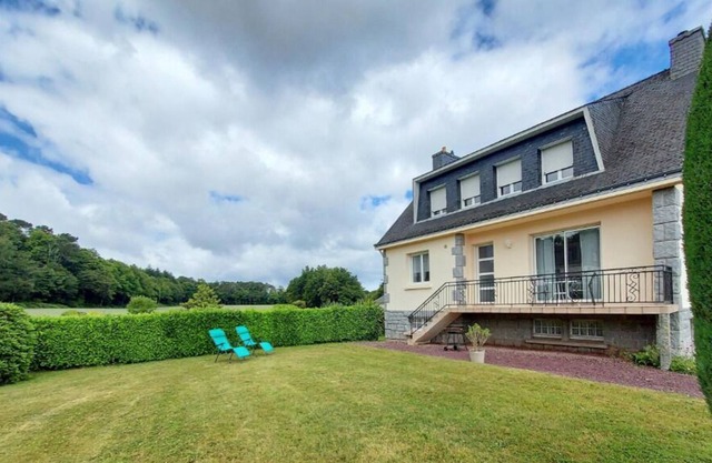 House between Land and Sea