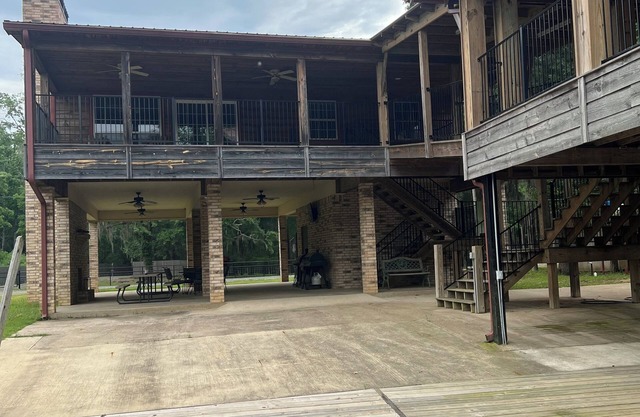 House/Boat house on the river! Boat lift and boat ramp, sun deck, ice machine