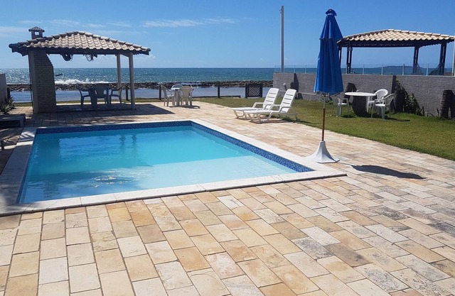 Casa a orillas del mar. 7 habitaciones con aire acondicionado. Piscina. Barbacoa. Wi-fi.