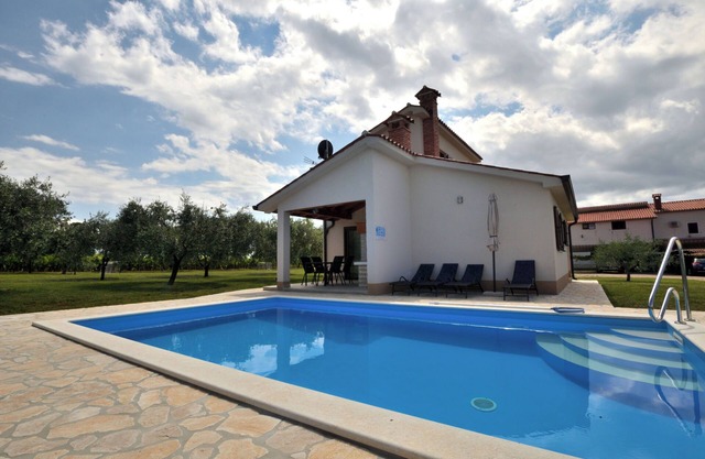 House Danci (91441) - Lasici