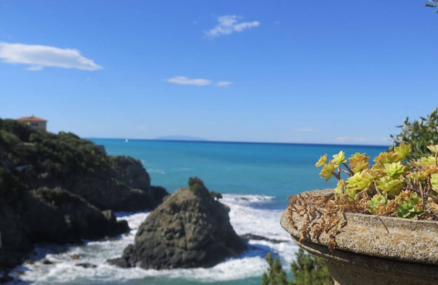 Casa directamente en la playa de arena con costa rocosa, propiedad fantástica, vista única
